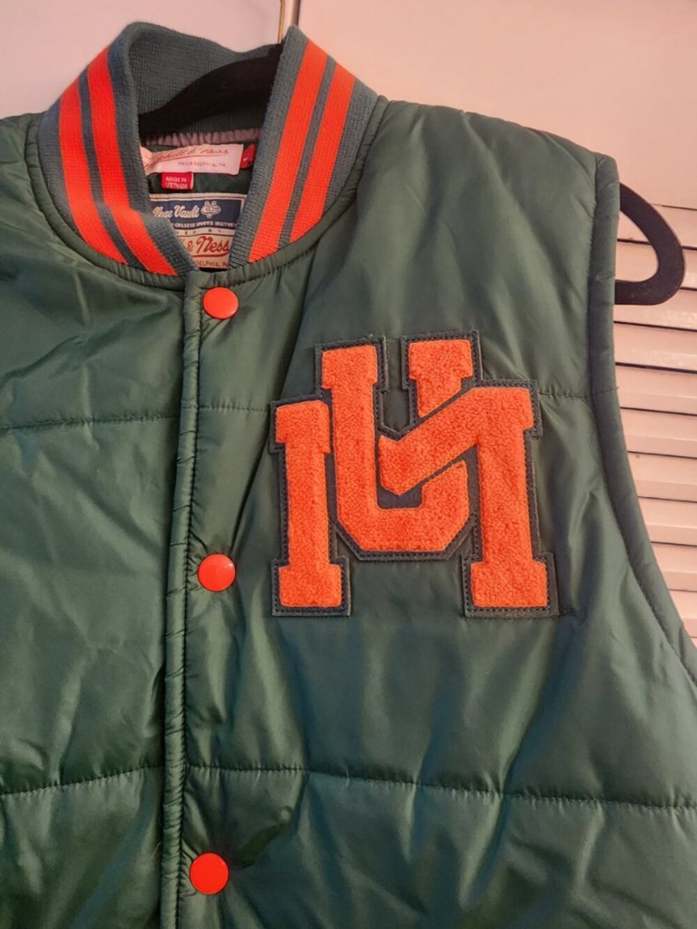Mitchell & Ness Miami Hurricanes Padded Puffer Vest L Snap Up Bomber Green - Picture 2 of 5